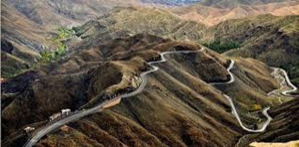 DAY 2.    : DADES VALLEY – TODRA GORGES – MERZOUGA Departure on a road dotted with different Kasbahs. After several stops we will arrive at one of the most outstanding places in the South: THE TODRA GORGES. The Todra River has formed a gorge with vertical walls of enormous proportions and great beauty, it is a paradise for climbers and a unique place. We continue south, free lunch en route and continue towards the desert until we reach the impressive Dunes of Merzouga. Free time to climb the dunes and enjoy the sunset. After dinner a Berber show with drums awaits us. Dinner and accommodation at the hotel.