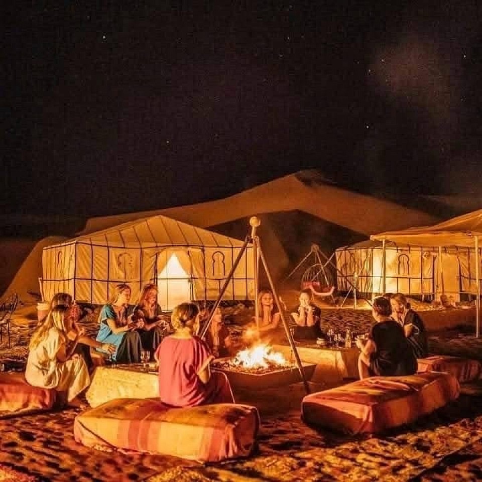 Day 6 - Merzouga - Tinghir - Ouarzazate (Todra Gorges, Dadès Valley and Kelaa M'Gouna) Included: breakfast, dinner We will enjoy the sunrise and then head towards the Todra Gorges, a rocky valley with narrow, jagged walls over 300 metres high, between which the Todra River passes. Next, we will set off towards the Dades Valley, home to fascinating reddish fortresses situated next to green oases. Finally, we will visit the village of Kelaa M'Gouna, known for its roses and the essence that emerges from them. We will head to the hotel located in Ouarzazate, where we will have dinner and accommodation.