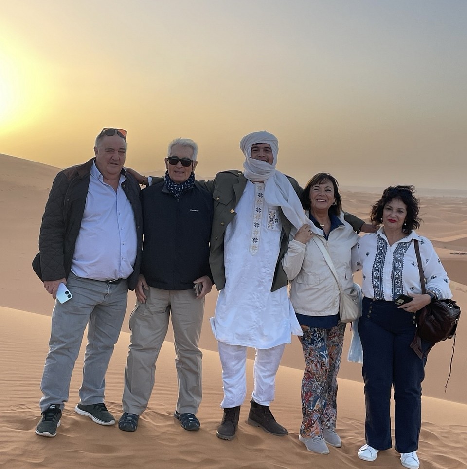Hassan with his costumers in the desert erg chegaga